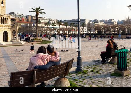 La tour de l'horloge d'Izmir (construite en 1901) est une tour d'horloge historique située sur la place Konak dans le quartier Konak d'Izmir. Banque D'Images