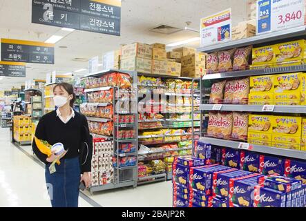 Séoul, Corée du Sud. 27 mars 2020. Un supermarché de Séoul entièrement approvisionné, 27 mars 2020 : une femme de magasins dans un supermarché à Séoul, Corée du Sud. La plupart des supermarchés en Corée du Sud sont entièrement approvisionnés en articles dans le cadre de la nouvelle pandémie de coronavirus. Le gouvernement sud-coréen a restreint les rassemblements religieux, les activités sportives intérieures et les visites de boîtes de nuit et d'autres lieux de divertissement pour ralentir la pandémie de coronavirus de Covid-19 qui a émergé en Chine à la fin de l'année dernière. Crédit: Lee Jae-won/AFLO/Alay Live News Banque D'Images