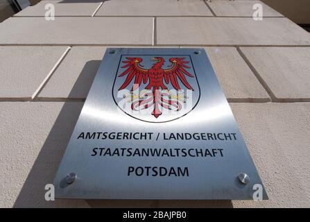 Potsdam, Allemagne. 25 mars 2020. Le panneau métallique à côté de l'entrée du Centre de justice avec l'aigle rouge comme armoiries nationales et la référence au tribunal local, au tribunal de district et au bureau du procureur. Crédit: Soeren Stache/dpa-Zentralbild/ZB/dpa/Alay Live News Banque D'Images