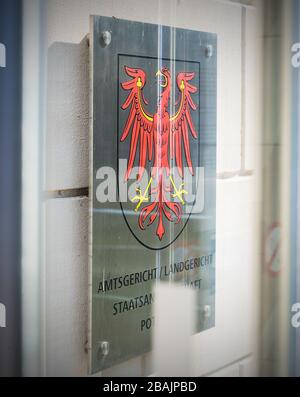 Potsdam, Allemagne. 25 mars 2020. Le panneau métallique à côté de l'entrée du Centre de justice avec l'aigle rouge comme armoiries nationales et la référence au tribunal local, au tribunal de district et au bureau du procureur. Crédit: Soeren Stache/dpa-Zentralbild/ZB/dpa/Alay Live News Banque D'Images