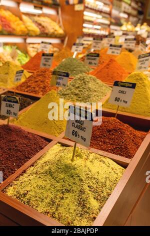 Diverses épices sur un comptoir sur le bazar égyptien à Istanbul, en Turquie Banque D'Images