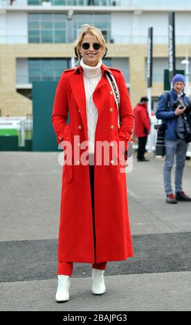 Les foules se rassemblent à l'hippodrome de Cheltenham pour le Festival de course 2020, l'un des derniers grands rassemblements publics sous le nuage de coronavirus covid-19 Banque D'Images