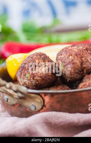 Viande hachée frite kofta ou kebab dans un bol. Gros plan. Concept alimentaire du Moyen-Orient. Banque D'Images