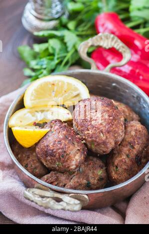 Viande hachée frite kofta ou kebab dans un bol. Gros plan. Concept alimentaire du Moyen-Orient. Banque D'Images