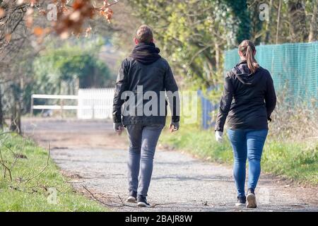 Tuesley Lane, Godalming. 28 mars 2020. Jour 5 de maintien au Royaume-Uni en raison de l'épidémie de Coronavirus. Les gens sont autorisés une forme d'exercice quotidien tant qu'il est local à où ils vivent. Marcheurs à Godalming à Surrey respectent les nouvelles règles imposées par Boris Johnson qui est aujourd'hui en auto-isolement en raison de la passation de marchés de Covid-19. Crédit: james jagger/Alay Live News Banque D'Images