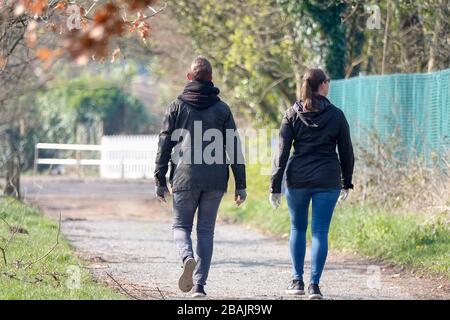 Tuesley Lane, Godalming. 28 mars 2020. Jour 5 de maintien au Royaume-Uni en raison de l'épidémie de Coronavirus. Les gens sont autorisés une forme d'exercice quotidien tant qu'il est local à où ils vivent. Marcheurs à Godalming à Surrey respectent les nouvelles règles imposées par Boris Johnson qui est aujourd'hui en auto-isolement en raison de la passation de marchés de Covid-19. Crédit: james jagger/Alay Live News Banque D'Images