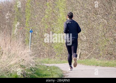 Tuesley Lane, Godalming. 28 mars 2020. Jour 5 de maintien au Royaume-Uni en raison de l'épidémie de Coronavirus. Les gens sont autorisés une forme d'exercice quotidien tant qu'il est local à où ils vivent. Joggers à Godalming à Surrey respecter les nouvelles règles imposées par Boris Johnson qui est aujourd'hui en auto-isolement en raison de la passation de marché de Covid-19. Crédit: james jagger/Alay Live News Banque D'Images