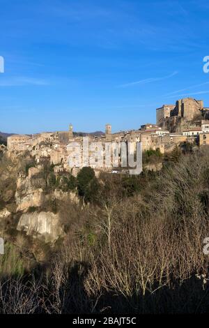 Belle vue verticale du village tuf de Sorano, dans la Maremme de Grosseto, Grosseto, Toscano, Italie Banque D'Images