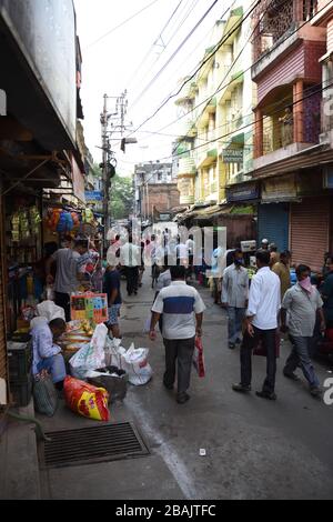 Howrah, Inde. 28 mars 2020. Les gens qui font des achats pour acquérir leur nourriture et leurs produits essentiels sur le marché le matin le 4ème jour de 21 jours de maintien total à l'échelle nationale dans toute l'Inde en raison d'une mesure visant à empêcher la propagation du récent Novel Coronavirus (COVID-19). (Photo de Biswarup Ganguly/Pacific Press) crédit: Pacific Press Agency/Alay Live News Banque D'Images