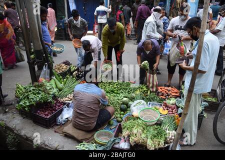 Howrah, Inde. 28 mars 2020. Les gens qui font des achats pour acquérir leur nourriture et leurs produits essentiels sur le marché le matin le 4ème jour de 21 jours de maintien total à l'échelle nationale dans toute l'Inde en raison d'une mesure visant à empêcher la propagation du récent Novel Coronavirus (COVID-19). (Photo de Biswarup Ganguly/Pacific Press) crédit: Pacific Press Agency/Alay Live News Banque D'Images