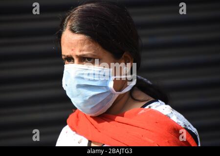 Howrah, Inde. 28 mars 2020. Une dame couvre masque en déplacement pour acquérir ses essentiels sur le marché le matin le 4ème jour de 21 jours de maintien total à l'échelle nationale en Inde en raison d'une mesure visant à empêcher la propagation du récent Novel Coronavirus (COVID-19). (Photo de Biswarup Ganguly/Pacific Press) crédit: Pacific Press Agency/Alay Live News Banque D'Images