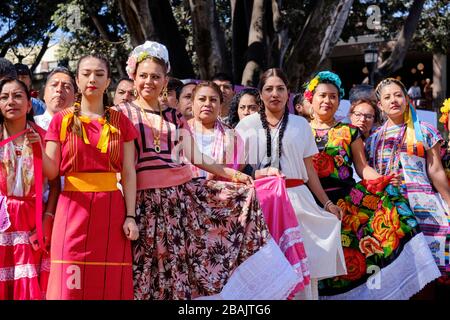 Femmes dans diverses robes traditionnelles régionales à la Journée internationale des langues autochtones. Oaxaca Mexique. Banque D'Images