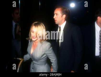 Los Angeles, Californie, États-Unis 22 août 1995 actrice Patricia Arquette et époux acteur Nicolas cage assister à Columbia Pictures 'Beyond Rangoon' Premiere le 22 août 1995 au DGA Theatre de Los Angeles, Californie, États-Unis. Photo de Barry King/Alay stock photo Banque D'Images