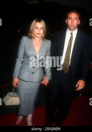 Los Angeles, Californie, États-Unis 22 août 1995 actrice Patricia Arquette et époux acteur Nicolas cage assister à Columbia Pictures 'Beyond Rangoon' Premiere le 22 août 1995 au DGA Theatre de Los Angeles, Californie, États-Unis. Photo de Barry King/Alay stock photo Banque D'Images