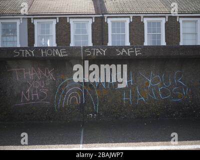 Sheerness, Kent, Royaume-Uni. 28 mars 2020. Un message craquant sur le sentier côtier de Sheerness, Kent rappelant aux gens de se laver les mains, de rester à la maison et de rester en sécurité et de remercier le NHS. Crédit: James Bell/Alay Live News Banque D'Images