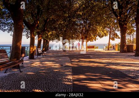 Vue sur la mer Adriatique depuis Conero terrasse sur la Riviera italienne, Sirolo, Ancona, Italie, dans un après-midi ensoleillé, en fin d'été Banque D'Images