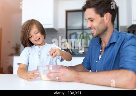 Père et fils dans la cuisine Banque D'Images