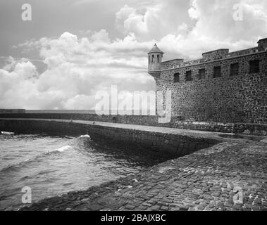 Photo en noir et blanc de la forteresse Bateria de Santa Barbara à Puerto de la Cruz, Tenerife, Espagne. Banque D'Images