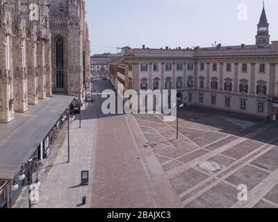 Milan, Italie. 28 mars 2020. Milan drone reprend les rues désertes et les places en raison de la quarantaine pour le Coronavirus COVID19, photo panoramique de la Piazza Del Duomo Palais Royal (Davide Salerno/Fotogramma, Milan - 2020-03-28) p.s. la foto e' utilizile nel pepristo del contento en cui e' stata, e senza intento diffamatorio del decoro delle persone rappresentate crédit: Independent photo Agency SRL/Alay Live News Banque D'Images