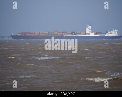 Sheerness, Kent, Royaume-Uni. 28 mars 2020. Le porte-conteneurs « eamax Bridgeport » arrive sur la Tamise depuis la Spezia, en Italie, jusqu'à DP World London Gateway. Le trafic maritime sur la Tamise a considérablement diminué ces dernières semaines, et le Royaume-Uni s'appuie sur de nombreux articles essentiels importés par mer. Pic: Passer le plus petit Norstream sur son chemin de Tilbury à Zeebrugge. Crédit: James Bell/Alay Live News Banque D'Images