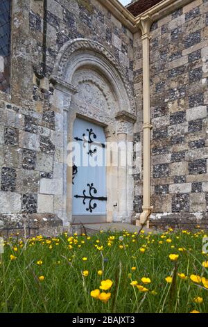 La porte de l'église Saint-Nicolas de Mira à Little Langford dans le Wiltshire. Banque D'Images