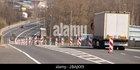 Schirnding, Allemagne. 28 mars 2020. A la frontière entre la Bavière et la République tchèque, près de la ville de Schirnding en Haute-Franconie, un camion polonais se dirige vers la frontière tchèque. Crédit: Nicolas Armer/dpa/Alay Live News Banque D'Images