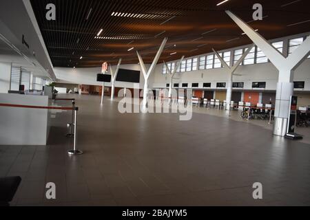 Suva, Fidji. 28 mars 2020. La photo prise le 28 mars 2020 montre le terminal vide de l'aéroport international de Nadi à Fidji. À partir de jeudi, Fidji a fermé l'aéroport international de Nadi et le voyage des passagers vers les îles extérieures cessera de dimanche. (FIJI SUN/Handout via Xinhua) crédit: Xinhua/Alay Live News Banque D'Images