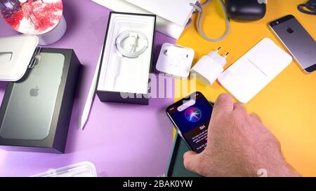 Paris, France - Sep 20, 2019: Homme mis sur table téléphone avec Siri menu POV man main déballer déballage hautement acclamé nouveau Apple Computers iPhone 11 Pro et 11 Pro Max smartphone caméra triple objectif Banque D'Images