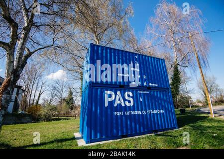 Strasbourg, France - 18 mars 2020 : conteneurs de fret peints en bleu et signalisation pas depuis le port libre de Port Autonome de Strasbourg près de l'entrée du quartier de Robertsau Banque D'Images