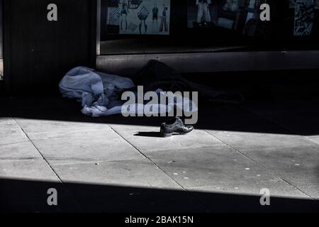 La chaussure pour sans-abri est abandonnée au soleil dans la rue à l'extérieur de la gare de Waterloo, pendant le confinement du coronavirus, Londres, Royaume-Uni Banque D'Images