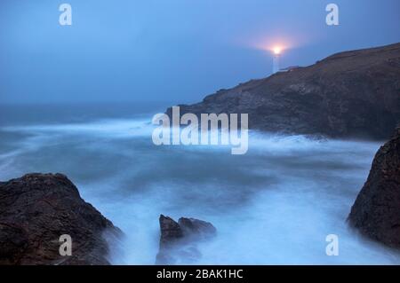 Phare de Trevose Head pendant la tempête hivernale Trevose Head, Cornwall, Angleterre Banque D'Images