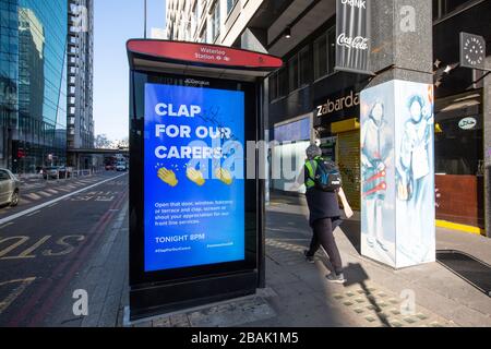 Clap pour nos soignants annoncés à un arrêt de bus dans le centre de Londres pour encourager les gens à exprimer leur gratitude aux travailleurs du NHS sur la ligne de front du coronavirus Banque D'Images