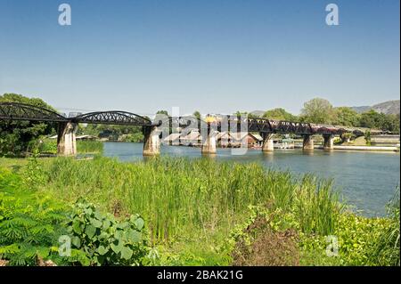 Kanchanaburi, Thaïlande: Le pont au-dessus de la rivière kwai Banque D'Images