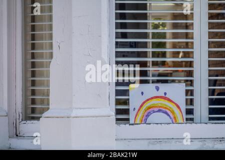 Wandsworth, Londres, Royaume-Uni. 28 mars 2020. Les dessins arc-en-ciel dans les fenêtres - UN "symbole de l'espoir" inspiré d'un dessin de Sir Peter Blake, l'artiste qui a conçu la couverture du Sgt Beatles. Album de poivre. Le Evening Standard a demandé à Sir Peter de créer sa version alors qu'il est en auto-isolation. Le « verrouillage » se poursuit à Clapham - Coronavirus (Covid 19) à Londres. Crédit: Guy Bell/Alay Live News Banque D'Images