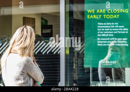 Wandsworth, Londres, Royaume-Uni. 28 mars 2020. Le patient et la file d'attente bien espacée de Waitrose - les gens sortent près de Clapham Junction pour faire leurs achats - la plupart de pratique social distancing. Le « verrouillage » se poursuit à Clapham - Coronavirus (Covid 19) à Londres. Crédit: Guy Bell/Alay Live News Banque D'Images