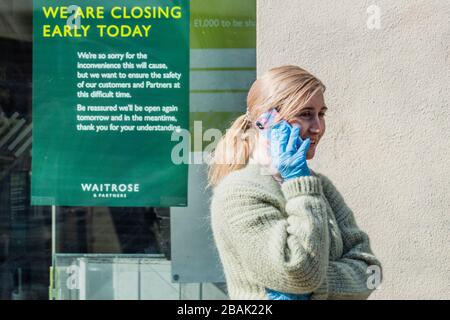 Wandsworth, Londres, Royaume-Uni. 28 mars 2020. Le patient et la file d'attente bien espacée de Waitrose - les gens sortent près de Clapham Junction pour faire leurs achats - la plupart de pratique social distancing. Le « verrouillage » se poursuit à Clapham - Coronavirus (Covid 19) à Londres. Crédit: Guy Bell/Alay Live News Banque D'Images