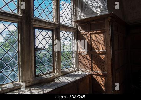 Ancienne fenêtre ornée de perles à la maison de Chastleton Banque D'Images