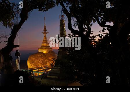 Pagode de Golden Rock la nuit, Kyaiktiyo, Myanmar Banque D'Images