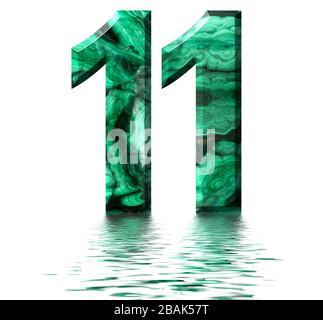 Chiffre arabe 11, onze, de malachite verte naturelle, réfléchie sur la surface de l'eau, isolé sur le rendu blanc, tridimensionnel Banque D'Images