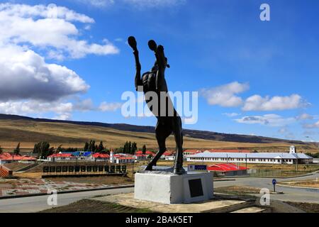 L'étalon de bronze à la Villa Cerro Castillo, région de Magallanes, Patagonie, Chili, Amérique du Sud Banque D'Images