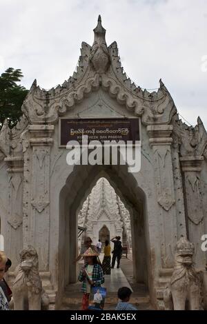 Mingun, Myanmar - 26 décembre 2011: Visiteurs à la porte d'entrée de la Pagode Hsinbyume, également connue sous le nom de Pagode Myatheinda Banque D'Images