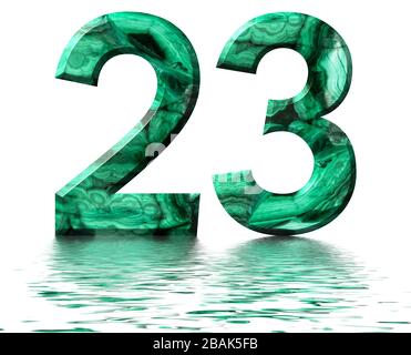 Chiffre arabe 23, vingt-trois, de malachite verte naturelle, réfléchie sur la surface de l'eau, isolé sur le rendu blanc, tridimensionnel Banque D'Images