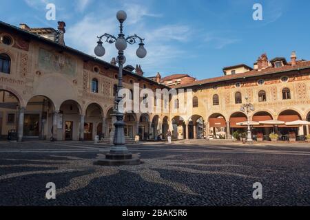 Vue sur la place Ducale dans la vieille ville de Vigevano, province de Pavia, région de Lombardie, Italie Banque D'Images