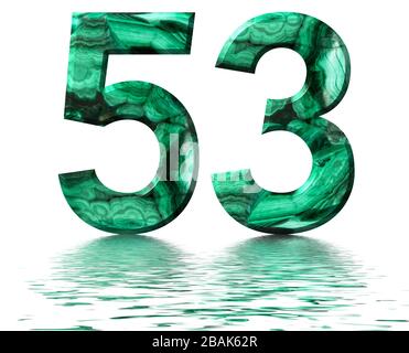 Chiffre arabe 53, cinquante-trois, à partir de malachite verte naturelle, réfléchie sur la surface de l'eau, isolé sur le rendu blanc, tridimensionnel Banque D'Images