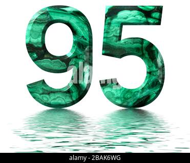 Chiffre arabe 95, quatre-vingt-quinze, à partir de malachite verte naturelle, réfléchie sur la surface de l'eau, isolé sur le rendu blanc, tridimensionnel Banque D'Images