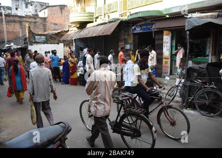 Howrah, Inde. 28 mars 2020. Les gens qui font des achats pour acquérir leur nourriture et leurs produits essentiels sur le marché le matin le 4ème jour de 21 jours de maintien total à l'échelle nationale dans toute l'Inde en raison d'une mesure visant à empêcher la propagation du récent Novel Coronavirus (COVID-19). (Photo de Biswarup Ganguly/Pacific Press/Sipa USA) crédit: SIPA USA/Alay Live News Banque D'Images