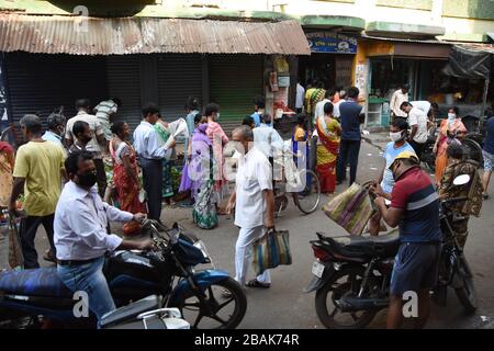 Howrah, Inde. 28 mars 2020. Les gens qui font des achats pour acquérir leur nourriture et leurs produits essentiels sur le marché le matin le 4ème jour de 21 jours de maintien total à l'échelle nationale dans toute l'Inde en raison d'une mesure visant à empêcher la propagation du récent Novel Coronavirus (COVID-19). (Photo de Biswarup Ganguly/Pacific Press/Sipa USA) crédit: SIPA USA/Alay Live News Banque D'Images