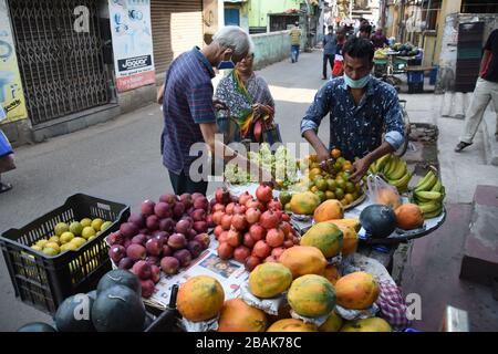 Howrah, Inde. 28 mars 2020. Les gens qui font des achats pour acquérir leur nourriture et leurs produits essentiels sur le marché le matin le 4ème jour de 21 jours de maintien total à l'échelle nationale dans toute l'Inde en raison d'une mesure visant à empêcher la propagation du récent Novel Coronavirus (COVID-19). (Photo de Biswarup Ganguly/Pacific Press/Sipa USA) crédit: SIPA USA/Alay Live News Banque D'Images