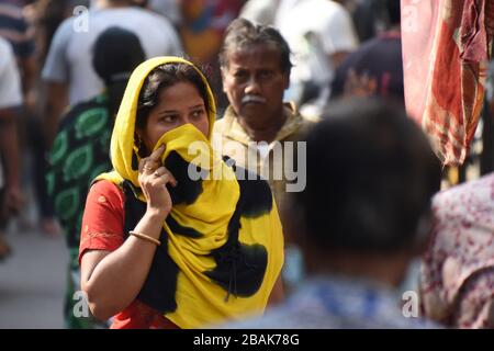 Howrah, Inde. 28 mars 2020. Les gens qui font des achats pour acquérir leur nourriture et leurs produits essentiels sur le marché le matin le 4ème jour de 21 jours de maintien total à l'échelle nationale dans toute l'Inde en raison d'une mesure visant à empêcher la propagation du récent Novel Coronavirus (COVID-19). (Photo de Biswarup Ganguly/Pacific Press/Sipa USA) crédit: SIPA USA/Alay Live News Banque D'Images