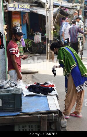 Howrah, Inde. 28 mars 2020. Une femme acquiert un masque sur le marché le matin le 4ème jour de 21 jours de verrouillage total à l'échelle nationale en Inde en raison d'une mesure visant à empêcher la propagation du récent Novel Coronavirus (COVID-19). (Photo de Biswarup Ganguly/Pacific Press/Sipa USA) crédit: SIPA USA/Alay Live News Banque D'Images